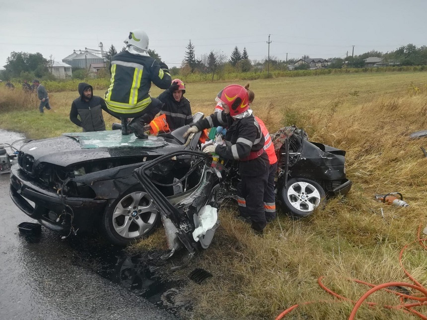 UPDATE - O persoană a murit şi alte trei au fost rănite în două accidente care au avut loc în această dimineaţă în Vrancea - FOTO