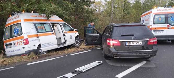 Sibiu: Ambulanţă care ducea doi pacienţi la spital, lovită de un autoturism şi proiectată în altul; cei doi pacienţi, asistenta medicală şi unul dintre şoferi, duşi la spital