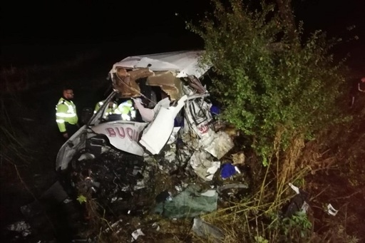 UPDATE -  Accident în judeţul Ialomiţa după ce un un autotren şi un microbuz s-au ciocnit - 10 persoane au murit, inclusiv şoferii celor două maşini:  Date despre starea răniţilor/ Măsurile anunţate de ministrul Transporturilor  - FOTO