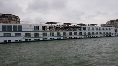Tulcea: Accident naval pe Dunăre, după ce un cargo s-a ciocnit de o navă de croazieră. Două persoane au avut nevoie de îngrijiri medicale - FOTO