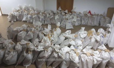 Giurgiu: Un cetăţean sârb a vrut să între în România cu 750 de kilograme de cannabis, în valoare de 9 milioane de euro - FOTO, VIDEO
