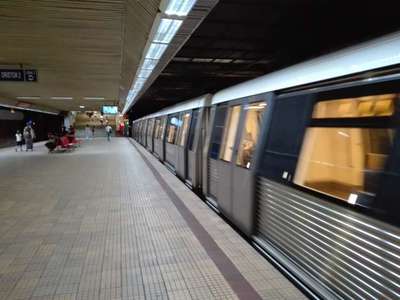 Incident la metrou: Un călător a forţat intrarea într-un tren, după anunţul de închidere a uşilor, fiindu-i prins piciorul; ceilalţi călători au acţionat sistemul de alarmă