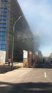 Incendiu la o clădire de birouri aflată în construcţie, la Timişoara; 32 de muncitori au reuşit să iasă din imobil, iar peste 40 de pompieri au intervenit pentru stingerea focului - FOTO