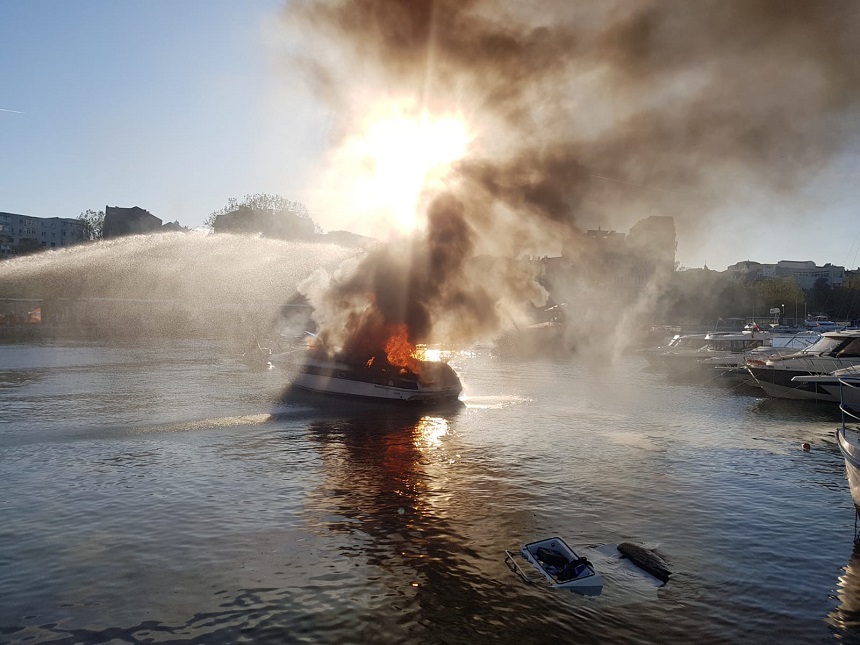 UPDATE - Constanţa: Explozie urmată de un incediu la un iaht aflat în Portul Tomis/ Incendiul a fost stins după o oră. Trei ambaracţiuni au fost afectate - FOTO, VIDEO

