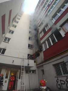 Incendiu într-un apartament din Sectorul 1 al Capitalei, nouă persoane fiind evacuate; două persoane au fost transportate la spital - FOTO