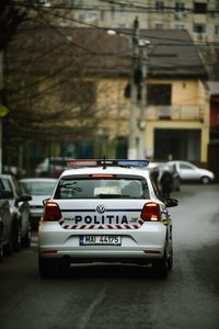 Satu Mare: Poliţiştii au deschis o anchetă după ce un bărbat a fost găsit mort şi legat cu lanţuri într-o fântână