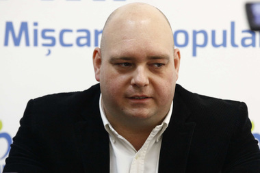 Poliţiştii au suspendat permisul deputatului Adrian Mocanu după ce l-au prins de două ori în aceeaşi zi circulând cu viteză excesivă în localitate