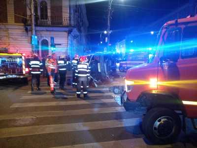 Şase persoane, transportate la spital în urma unui accident în care au fost implicate o ambulanţă şi un autoturism, la Cluj-Napoca - FOTO, VIDEO