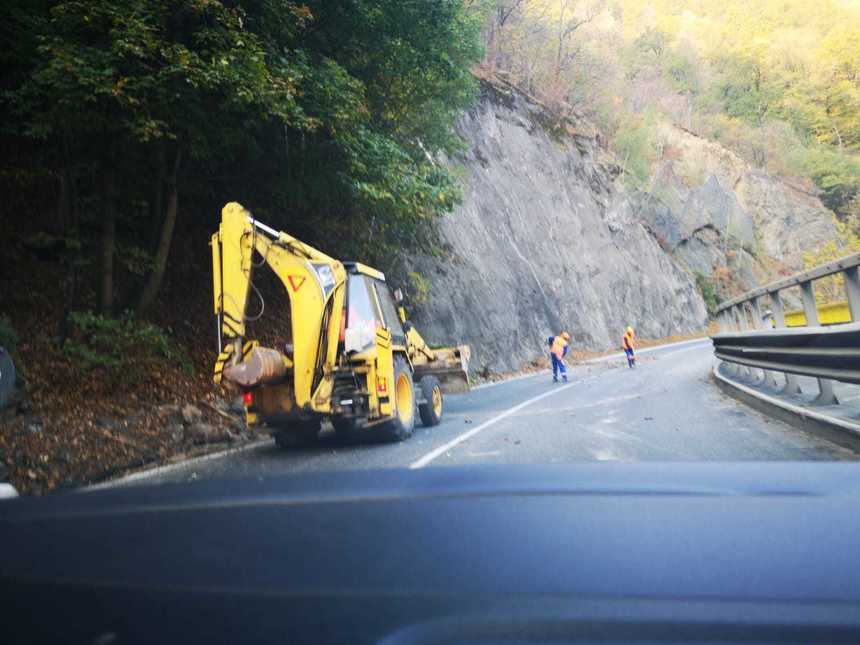 Trafic intens pe DN 7 Piteşti - Râmnicu Vâlcea; la Călimăneşti sunt coloane de maşini de circa doi kilometri, în ambele sensuri, din cauza lucrărilor la versant - VIDEO