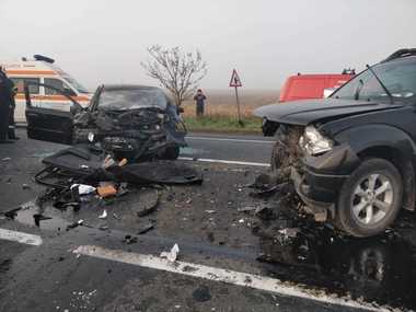 Un bărbat a murit şi alte trei persoane au fost rănite după ce două autoturisme s-au ciocnit frontal, la limita judeţelor Bacău şi Vrancea - FOTO