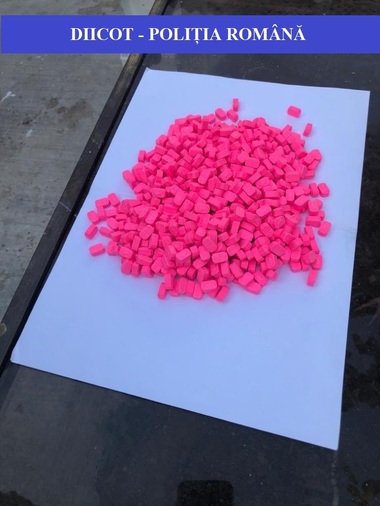 Bărbat din Satu Mare, reţinut după ce a fost prins în flagrant de procurorii DIICOT când încerca să vândă o sută de comprimate de ecstasy - FOTO, VIDEO