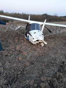 Un avion uşor a aterizat forţat pe un teren din apropierea A1, în Giurgiu, după ce motorul s-a defectat - FOTO