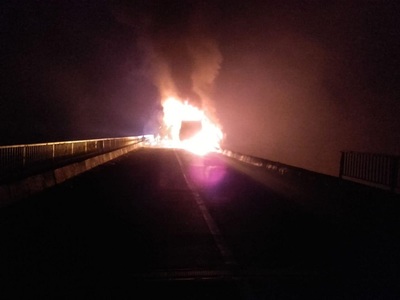 Un TIR a luat foc după ce s-a lovit de un cap de pod pe DN1, în judeţul Sibiu - FOTO, VIDEO