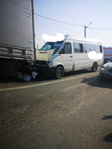Opt persoane au fost rănite după ce un microbuz a lovit din spate un TIR, în judeţul Vâlcea