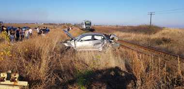 Olt: Un băiat de 14 ani a fost rănit, după ce maşina în care se afla a fost lovită de un tren 