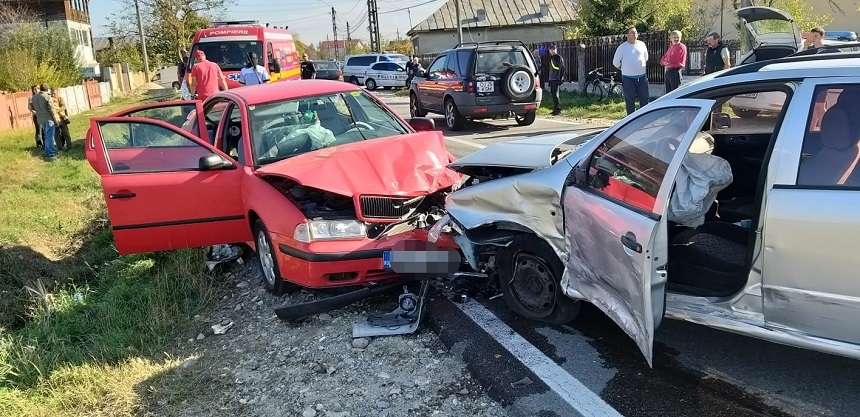 Accident cu trei autoturisme în judeţul Argeş - cinci persoane, printre care şi doi copii, au fost rănite - FOTO