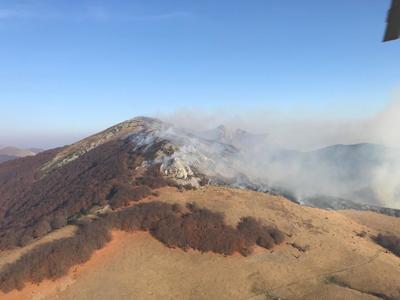 Caraş-Severin: Incendii la fondul forestier, în zonele Cornereva şi Rusca Teregova; misiunea este extrem de dificilă, pompierii fiind nevoiţi să străbată distanţe mari pe jos/ La Rusca Teregova au fost deja afectate 18 hectare