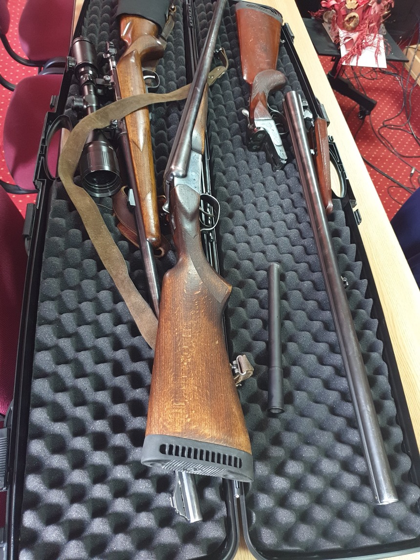 Poliţiştii din Buzău au realizat cea mai mare captură de arme de vânătoare şi muniţie din ultimii 20 de ani; armele erau introduse ilegal în ţară. FOTO