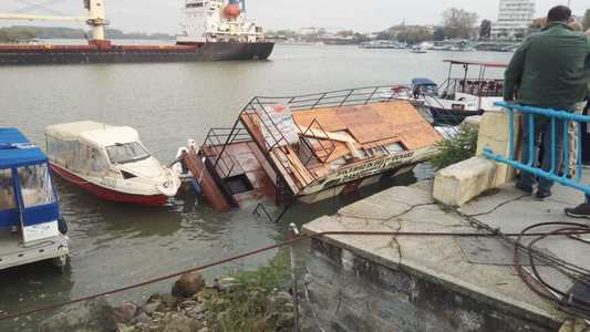 Incident naval pe Dunăre, după ce un cargo a intrat într-un ponton de acostare din Portul Tulcea