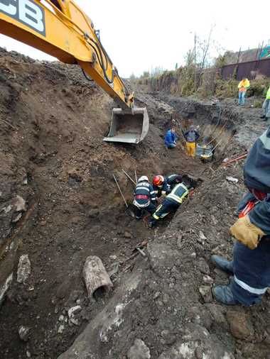 Anchete după moartea muncitorului prins sub un mal de pământ, pe un şantier din Braşov; el a fost decapitat de cupa excavatorului folosit la intervenţie