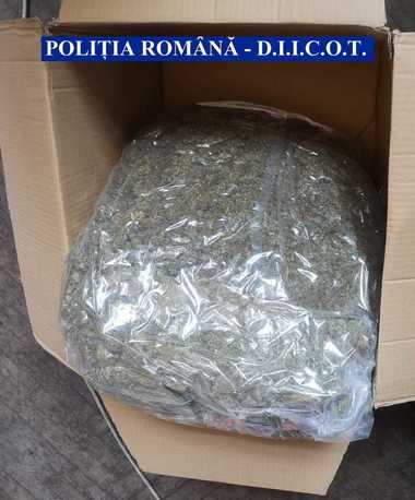 Doi tineri care aveau asupra lor un troler cu 6 kilograme de cannabis, prinşi de poliţiştii din Bucureşti. VIDEO