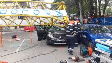 UPDATE - Braţul unei macarale s-a prăbuşit peste o maşină; sunt patru răniţi, un bărbat a fost încarcerat - FOTO