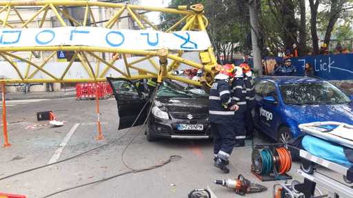 UPDATE - Braţul unei macarale s-a prăbuşit peste o maşină; sunt patru răniţi, un bărbat a fost încarcerat - FOTO