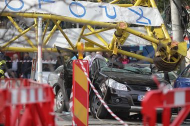 Prăbuşirea unui segment de macara pe strada Matei Millo: Procurorii fac cercetări pentru vătămare corporală din culpă, distrugere, neluarea şi respectiv nerespectarea normelor de securitate şi sănătate în muncă