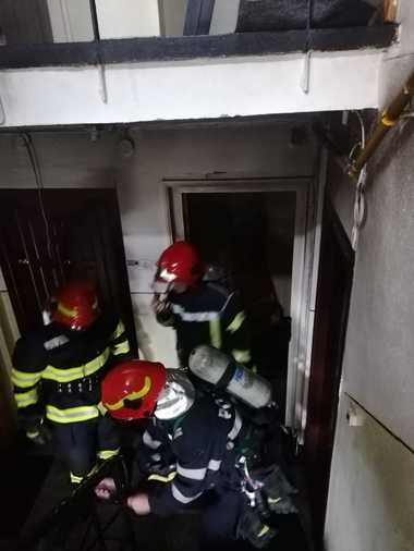 Neamţ: Un bărbat a fost intoxicat cu fum în urma unui incendiu izbucnit într-un apartament; alte patru persoane au fost evacuate - FOTO
