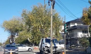 Constanţa: O maşină a Poliţiei a intrat într-un stâlp după ce autoturismul din faţa sa a virat neregulamentar