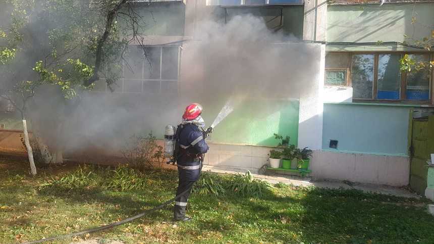Incendiu la o garsonieră din Galaţi, mai multe persoane fiind evacuate din bloc din cauza fumului dens şi a riscului de explozie - VIDEO