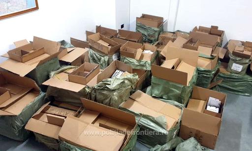 Aproximativ 10.000 de produse cosmetice şi parfumuri susceptibile a fi contrafăcute, găsite de poliţiştii de frontieră de la Giurgiu