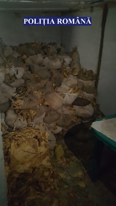 Zece persoane, reţinute în urma percheziţiilor făcute la suspecţi de contrabandă cu tutun