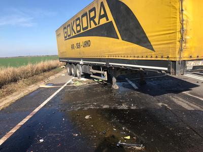 Giurgiu: Un TIR plin cu azotat de amoniu şi un autoturism s-au ciocnit pe DN 5; şoferul camionului a decedat