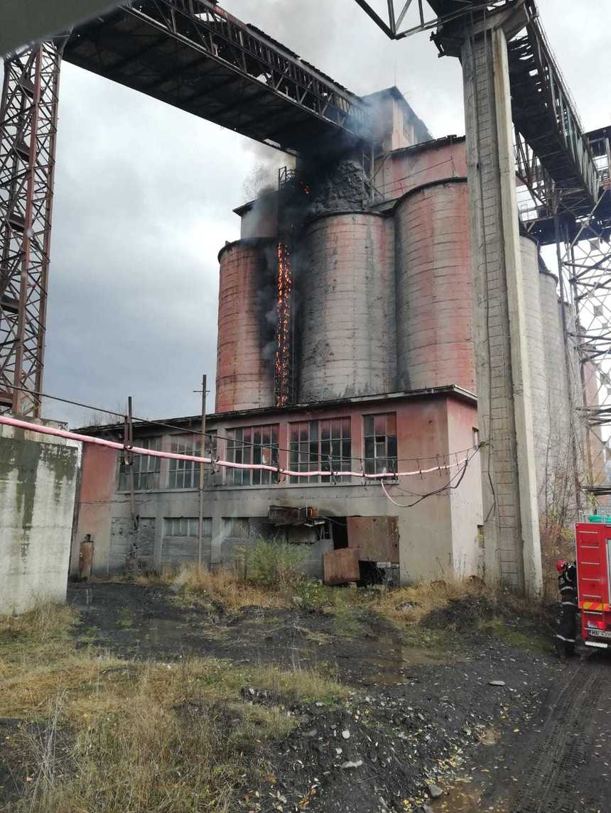 Hunedoara: Incendiu la un depozit de cărbune din Valea Jiului