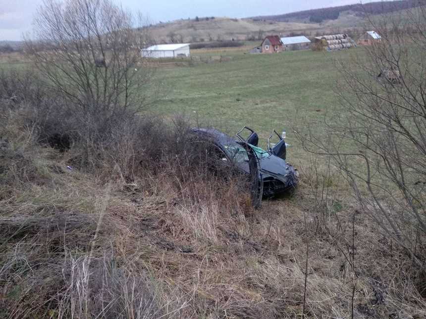 Cinci persoane, între care doi copii, rănite după ce o maşină s-a răsturnat în afara şoselei,  pe un drum judeţean din Sibiu