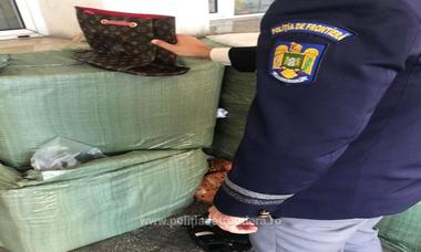 Peste 24.000 de produse textile şi de marochinărie, posibil contrafăcute, confiscate de poliţiştii de frontieră de la Giurgiu; dacă ar fi fost vândute ca produse de marcă, bunurile ar fi valorat 19 milioane de lei - FOTO, VIDEO
