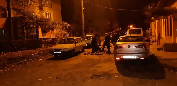 Vânt puternic în judeţul Hunedoara: Acoperişuri smulse, maşini avariate şi un drum blocat - FOTO