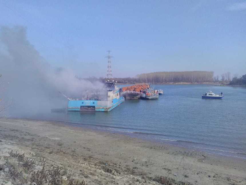 Incendiu la o barjă încărcată cu bauxită, pe Dumăre; intervin pompieri şi militari - FOTO