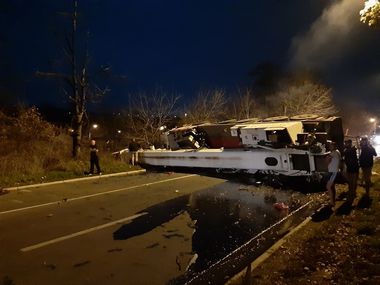 Şoferul unei automacarale a murit după ce autovehiculul s-a răsturnat, la intrarea în Iaşi