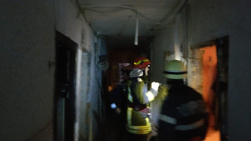 UPDATE - Explozie într-un bloc de garsoniere din Tulcea - patru persoane au fost transportate la spital; au fost afectate 56 de garsoniere şi 6 autoturisme - FOTO