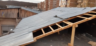 Efecte ale vântului puternic în judeţele Braşov, Hunedoara şi Sibiu:  35 de acoperişuri desprinse, 7 copaci căzuţi pe carosabil, 2 panouri publicitare rupte, 13 autoturisme avariate, 2 drumuri naţionale blocate - FOTO
