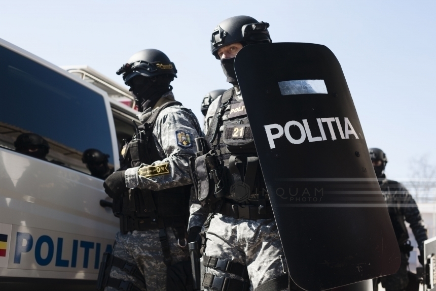 Poliţiştii au ridicat zeci de kilograme de droguri, opt arme şi au instituit măsuri asiguratorii pentru sumele de 152.662 de lei, 53.360 de euro, în ultimele două săptămâni