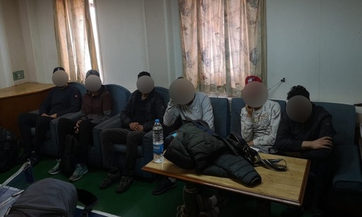 UPDATE - Şase persoane aflate la bordul unei nave în Portul Constanţa, intoxicate cu fum, după ce o saltea a luat foc. Cele şase persoane sunt migranţi ilegali proveniţi din Algeria. Comandatul navei a fost amendat
