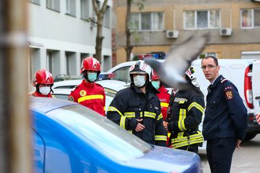 Patru adulţi şi şase copii care locuiesc în blocul în care s-a făcut dezinsecţie şi deratizare sunt internaţi în spitalele din Timişoara/ printre pacienţi este şi bărbatul care şi-a pierdut soţia şi copilul de trei ani