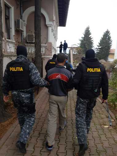 Vâlcea: Anchetă după ce doi poliţişti aflaţi în misiune au fost loviţi, ameninţaţi şi deposedaţi de arme de mai multe persoane, după o urmărire în trafic, cu focuri de armă - VIDEO