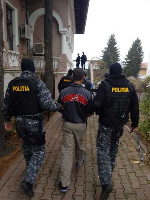 Vâlcea: Anchetă după ce doi poliţişti aflaţi în misiune au fost loviţi, ameninţaţi şi deposedaţi de arme de mai multe persoane, după o urmărire în trafic, cu focuri de armă - VIDEO