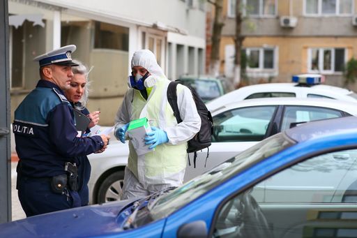 Timişoara: Nouă poliţişti care au intervenit în blocurile unde au fost folosite substanţe toxice au acuzat stări de rău şi au ajuns la spital