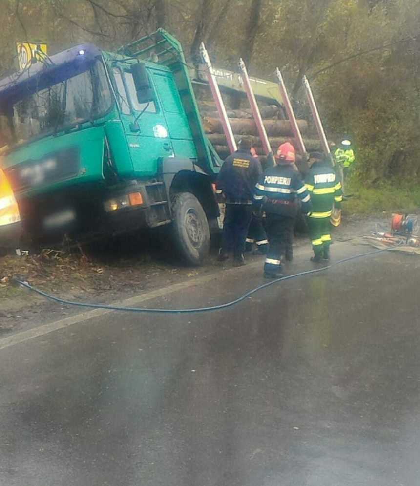 UPDATE: Dâmboviţa: Camion cu lemne, răsturnat peste o femeie care mergea pe marginea şoselei, pe DN 71 / Femeia a murit