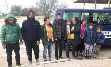 Timiş: 12 afgani şi o călăuză, cetăţean român, prinşi în timp ce încercau să treacă ilegal frontiera din vestul ţării - VIDEO